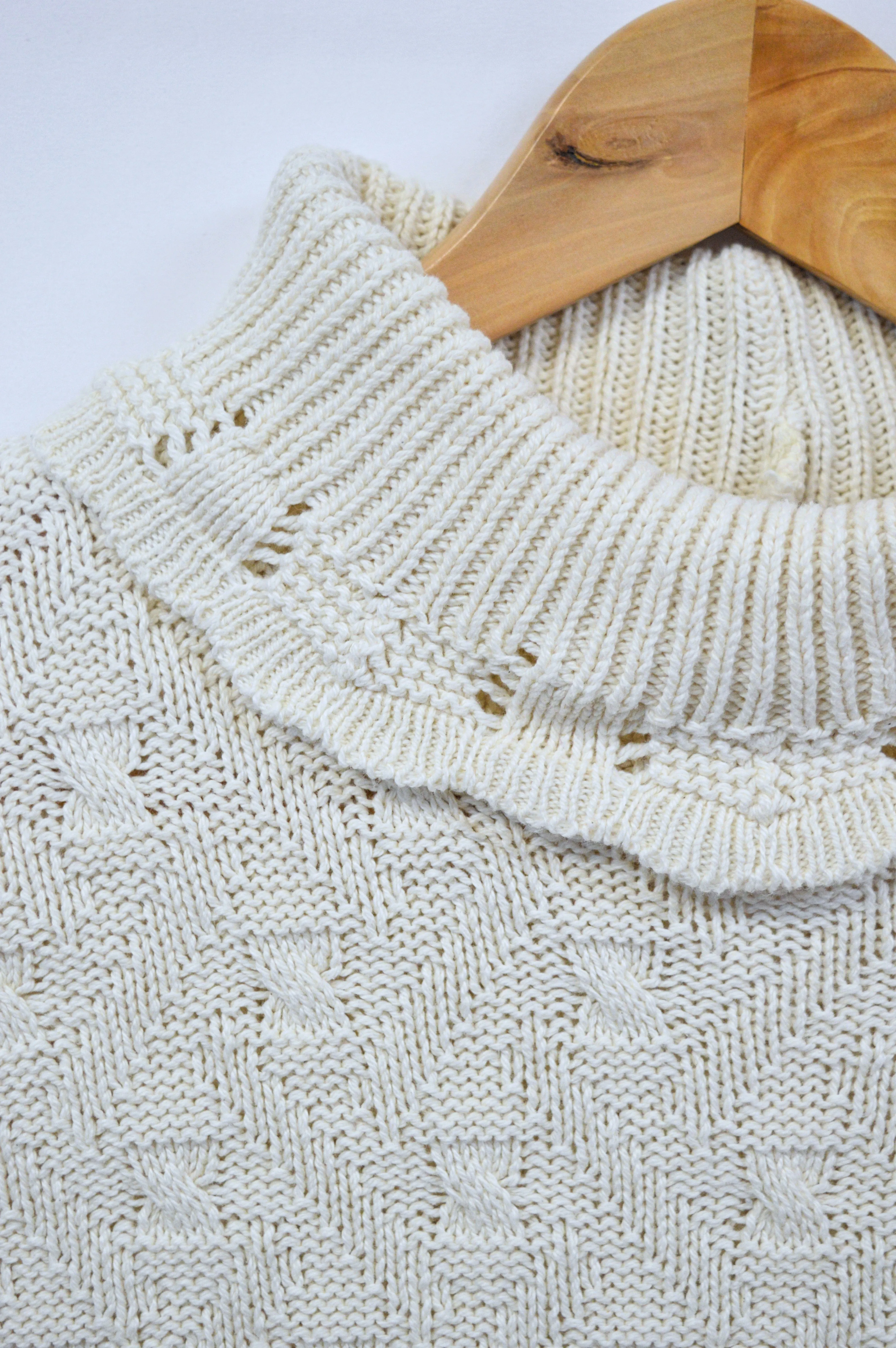 Lace Knit Cotton Turtleneck Sweater | S-M